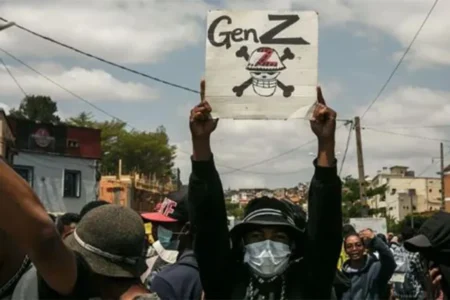 পদত্যাগ দাবিতে বিক্ষোভ