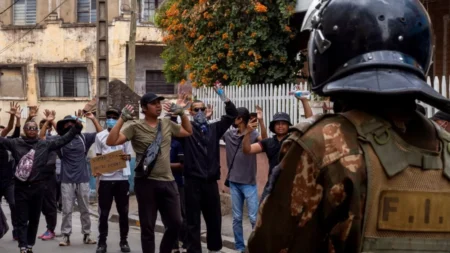 পদত্যাগের দাবিকে উপেক্ষা