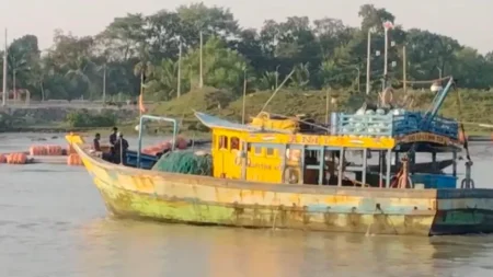 বঙ্গোপসাগরে অবৈধ মাছ শিকারে ভারতীয় ট্রলারসহ ৯ জেলে আটক ফিশিং ট্রলার জব্দ