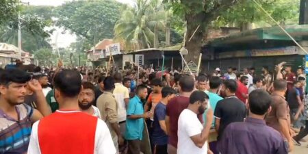 দুই গ্রুপের সংঘর্ষ