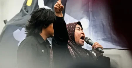 ইন্দোনেশিয়ায় ফের সরকারের বিরুদ্ধে বিক্ষোভ শিক্ষার্থীদের বিক্ষোভ