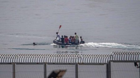 মরক্কো থেকে সাঁতার কেটে স্পেন