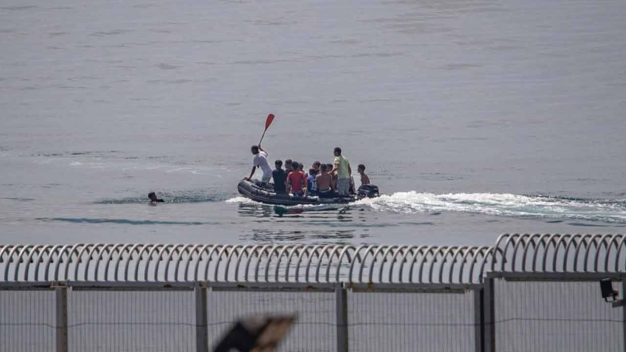 মরক্কো থেকে সাঁতার কেটে স্পেন