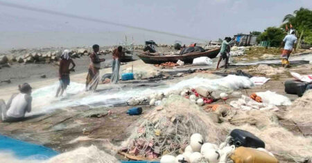 মাছ শিকারে প্রস্তুত জেলেরা