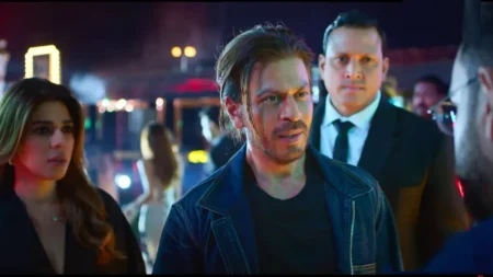 আচমকা শাহরুখের গালে এক নারীর চড়! শাহরুখের গালে চড়