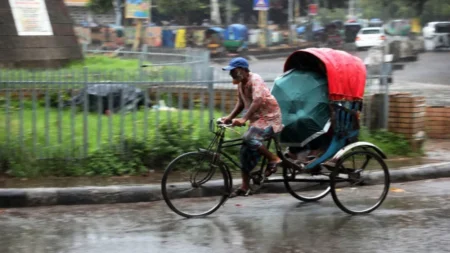 ঢাকায় আজ হালকা বৃষ্টির আভাস, বাড়বে তাপমাত্রা হালকা বৃষ্টি