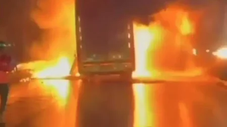 ভারতের অন্ধ্রপ্রদেশে বাস-মোটরসাইকেল সংঘর্ষে আগুন, অন্তত ১১ জনের মৃত্যু ১১ জনের মৃত্যু