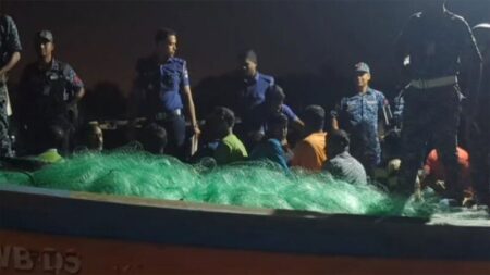 ১৪ ভারতীয় জেলে আটক