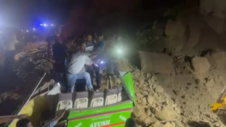 ভারতে ভূমিধসে বাস চাপা, ১৮ যাত্রীর মৃত্যু ১৮ জনের মৃত্যু