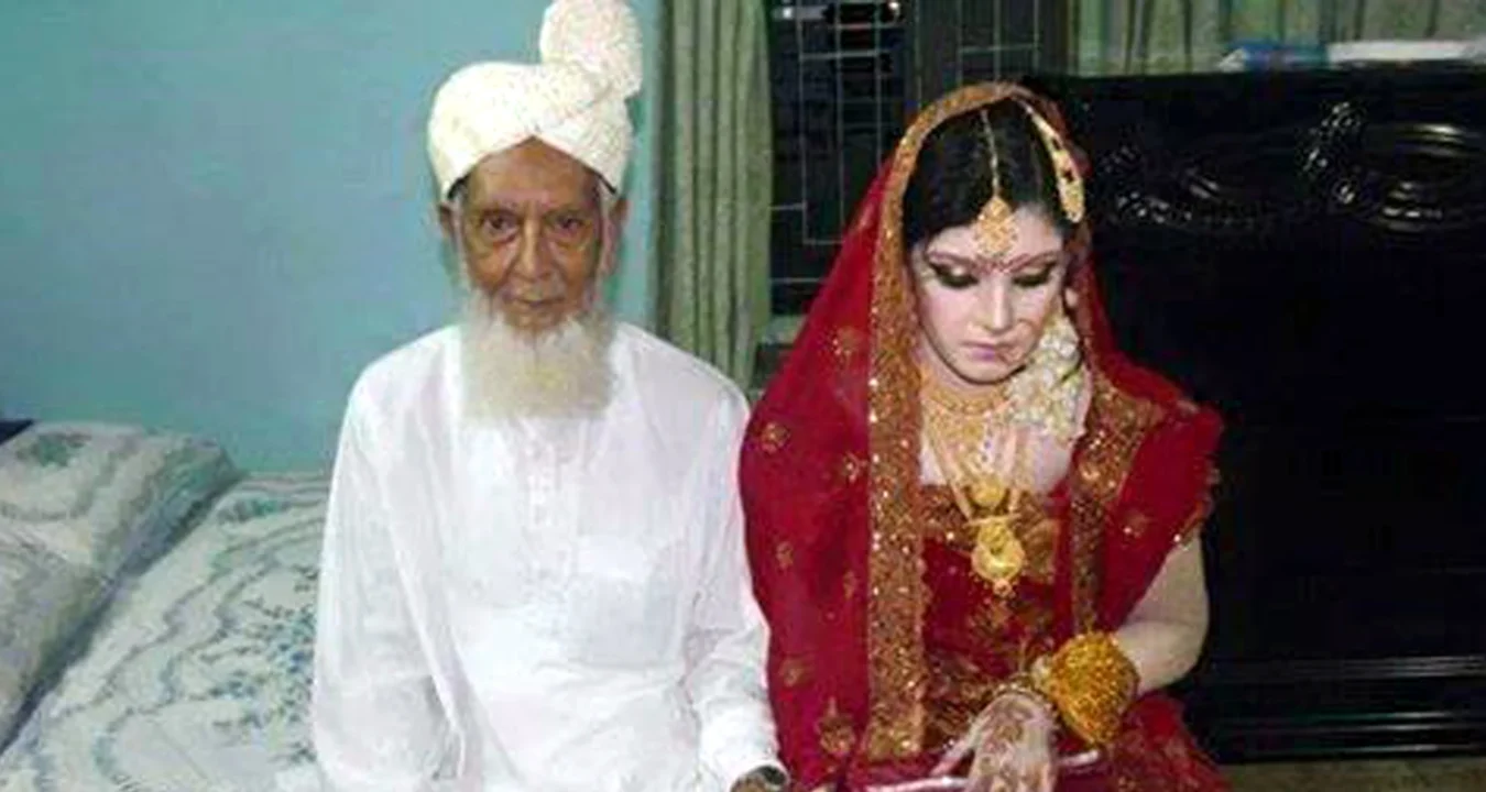 অল্প বয়সী মেয়ে