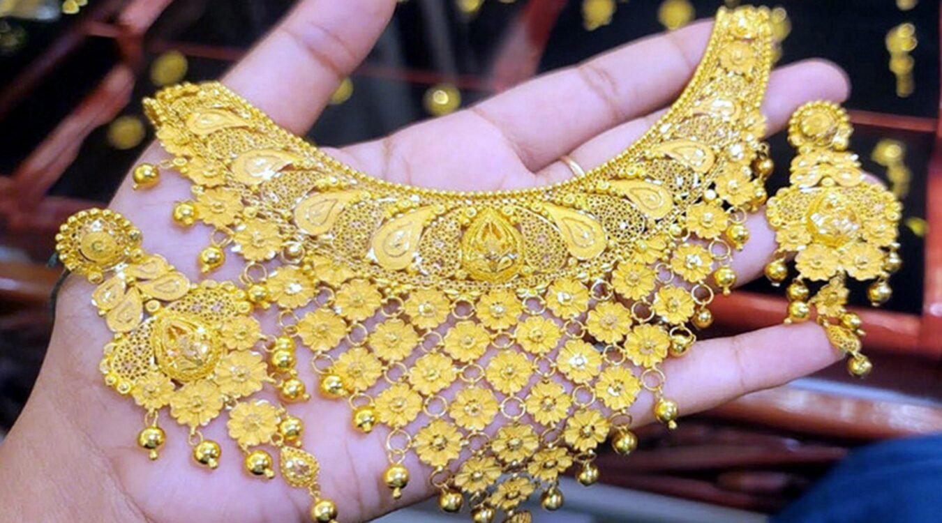 বিশ্ববাজারে কমেছে স্বর্ণ-রুপার দাম, ভরিতে যত টাকা