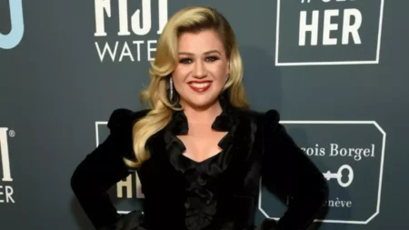 Kelly Clarkson Plastic Surgery: Singer Reveals Ex-Manager Told Her to Get a Boob Job Kelly Clarkson plastic surgery