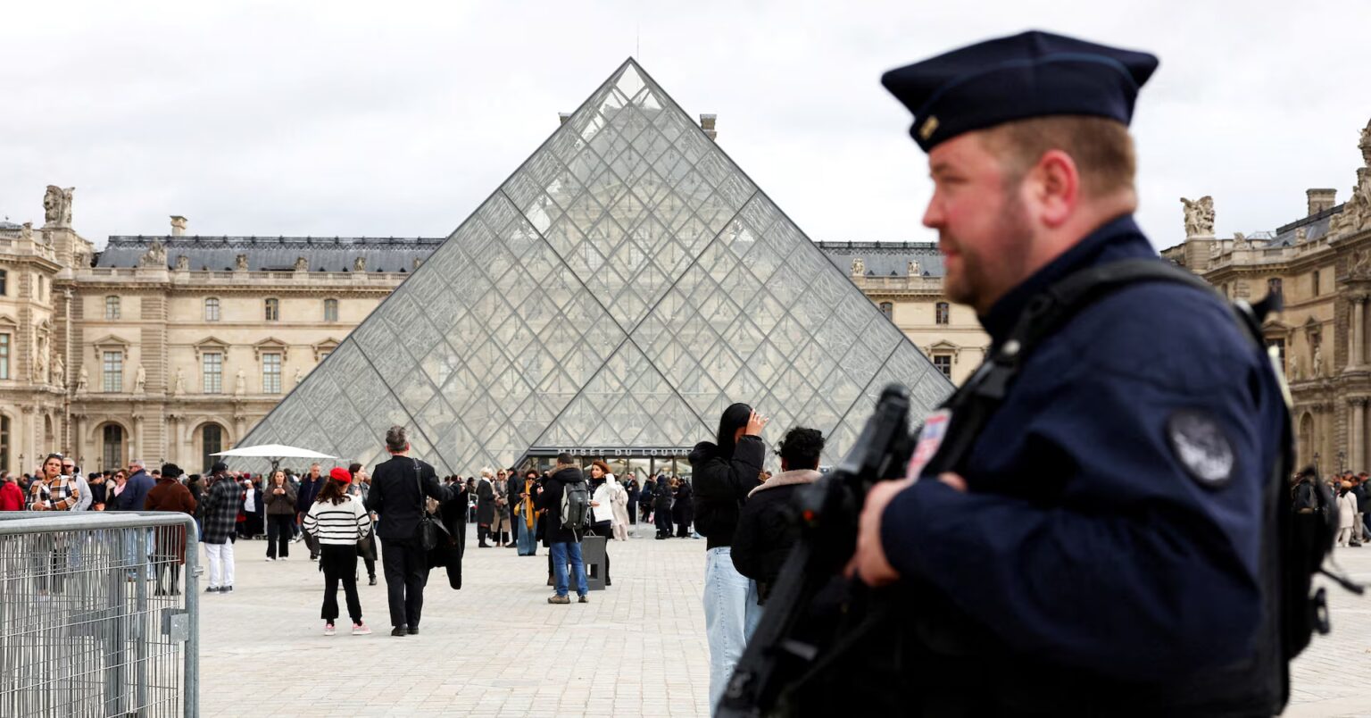 Louvre Security Overhaul Faces Years-Long Delay After Multi-Million Dollar Heist