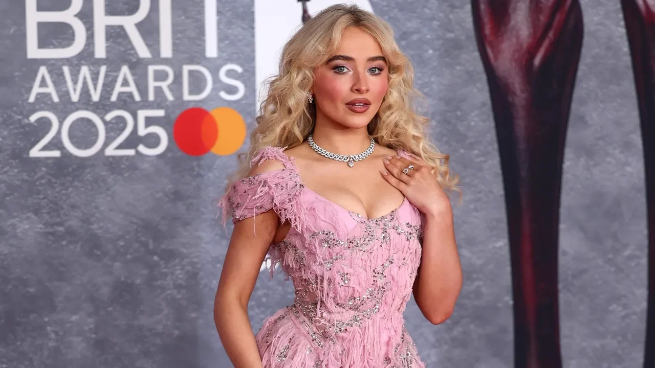 Sabrina Carpenter Alice in Wonderland Musical