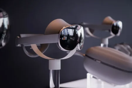 Samsung Galaxy XR Launch Criticized for Missing Native App Integration