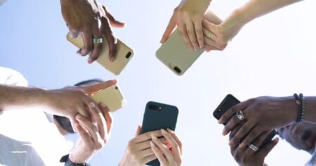 Sustainable Smartphones Tech Giants Shift to Eco-Friendly Materials in 2025