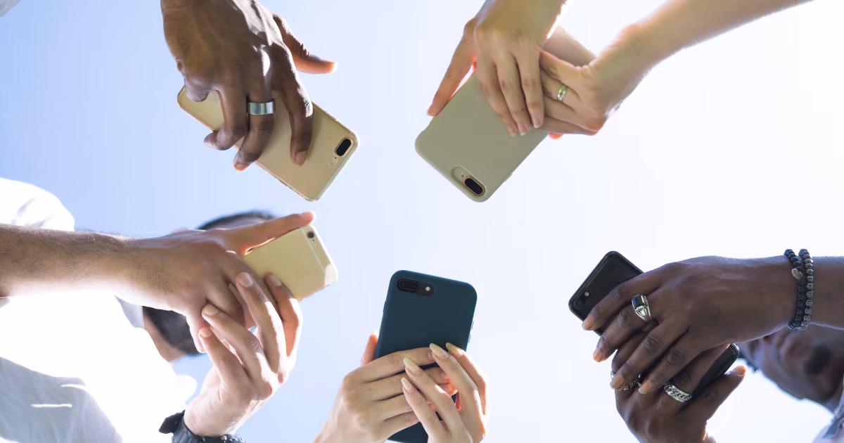 Sustainable Smartphones Tech Giants Shift to Eco-Friendly Materials in 2025