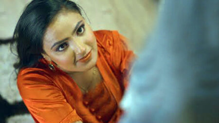 নতুন ওয়েব সিরিজের সাহসিকতা, পরিবারের সামনে না দেখাই ভাল! ওয়েব সিরিজ