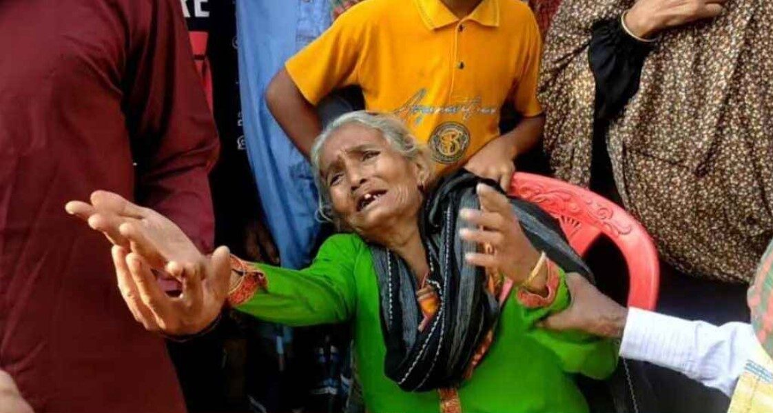 বাবা-মেয়েকে গলা কেটে হত্যা