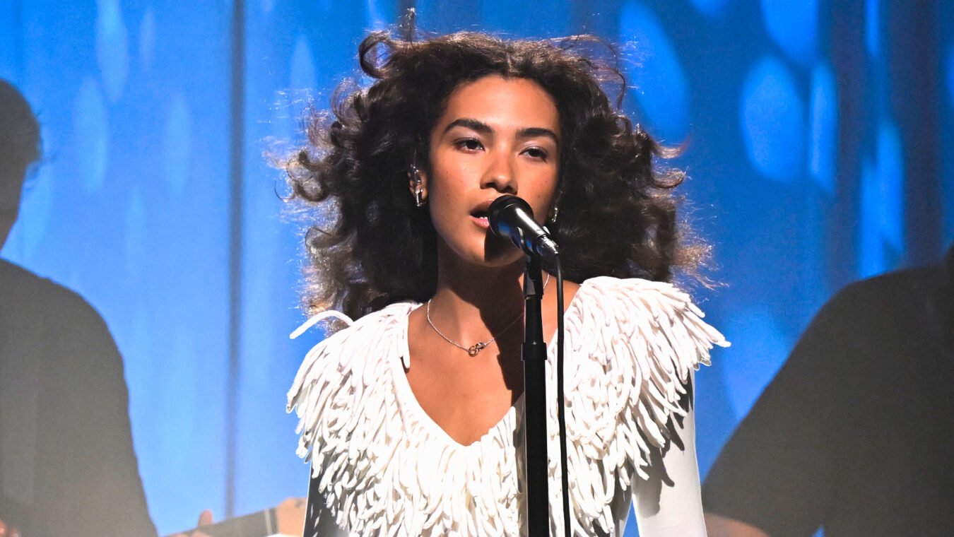 Olivia Dean Makes Stunning SNL Debut with Soulful Performanceswith Soulful Performances