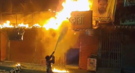 মধ্যরাতে পুরান ঢাকার বংশালে আগুন, নিয়ন্ত্রণে ফায়ার সার্ভিসের ২ ইউনিট আগুন