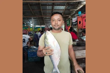 এক ইলিশের দাম ১০ হাজার ৮০০ টাকায়