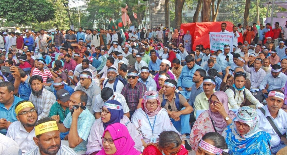 শহীদ মিনারে কর্মবিরতি চালিয়ে যাওয়ার ঘোষণা প্রাথমিক শিক্ষকদের