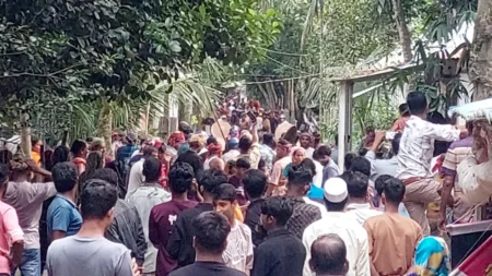 গ্রামবাসীর মুখোমুখি সংঘর্ষ