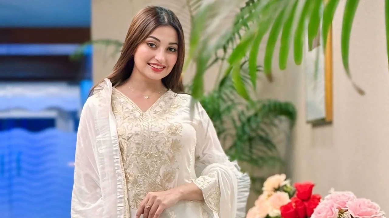 চিত্রনায়িকার আইফোন ছিনতাই