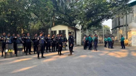 ট্রাইব্যুনালে হাজির করা হচ্ছে