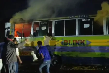 ধামরাইয়ে বাসে আগুন
