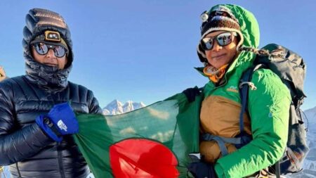 নেপালের মেরা পর্বতে পতাকা ওড়ালেন দুই বাংলাদেশি নেপালের মেরা পর্বত