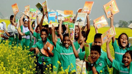 প্রাথমিক শিক্ষার্থীরা বই