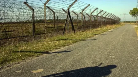 ভারতে আটক ৪ বাংলাদেশী কিশোরীকে ফেরত পাঠালো বিএসএফ ফেরত পাঠালো বিএসএফ