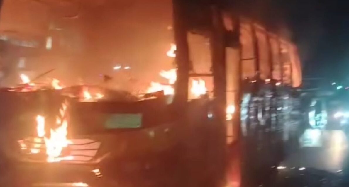 বাসে আগুন