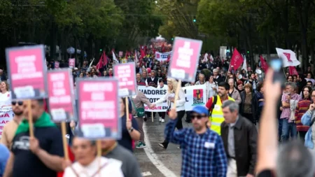 বিক্ষোভে উত্তাল পর্তুগাল