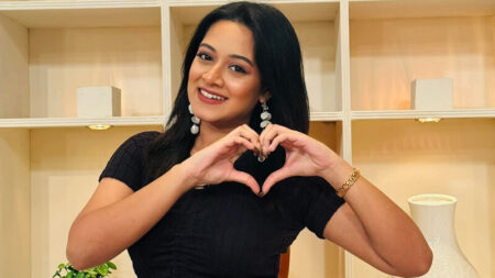 সৌদির হোটেল কক্ষে চিরকুট পেলেন দিঘী, কী লেখা ছিল তাতে সৌদির হোটেলে চিরকুট পেলেন দিঘী