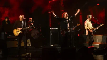 Band and former member come together to perform “Hell No, I Ain’t Happy” from 2003’s Decoration Day