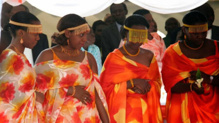 বর বিছানায় সক্ষম কিনা কনের আত্মীয়দের কাছে পরীক্ষা দিতে হয় Bizarre