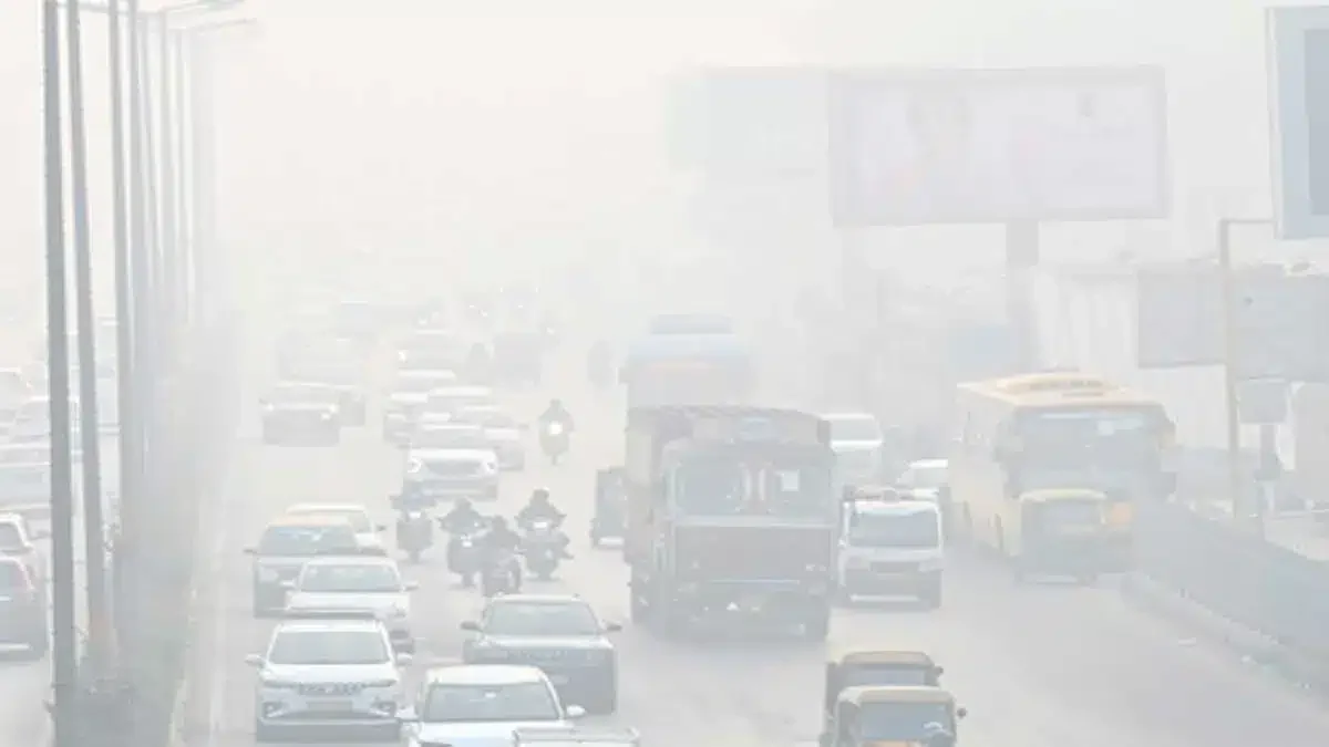 Delhi Chokes as Severe Smog Crisis Disrupts Flights and Health