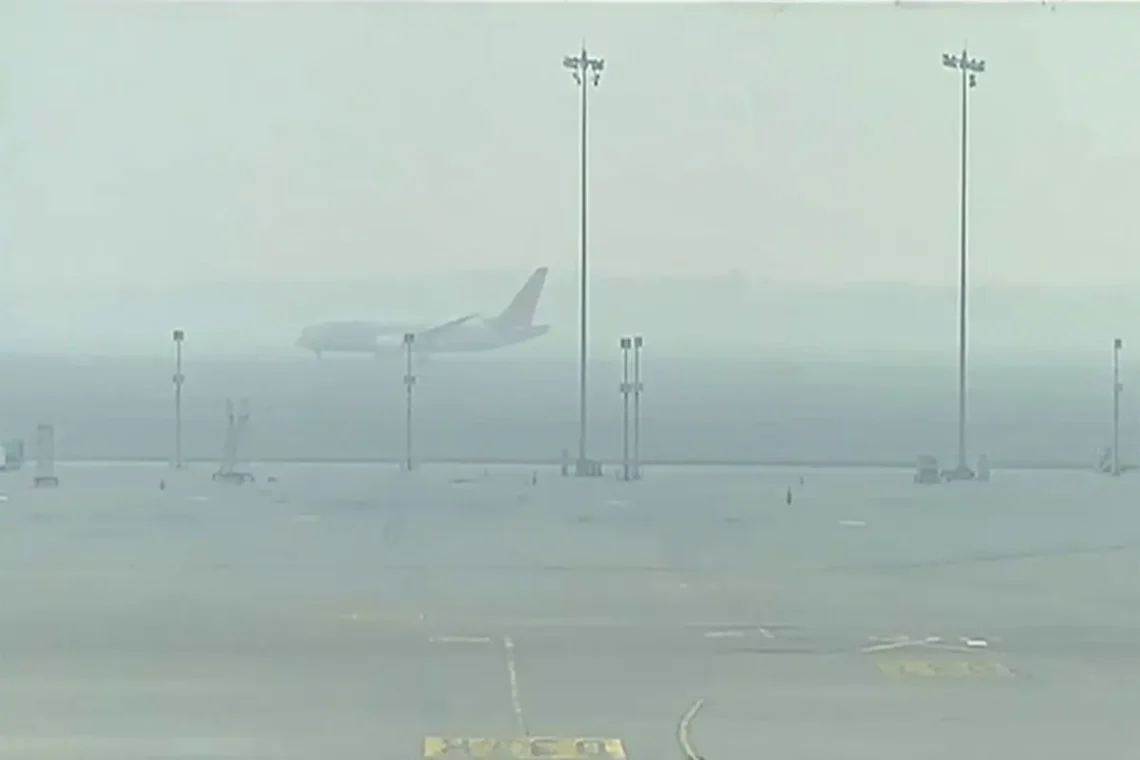 Delhi Fog Alert: Flight Chaos as Airport Issues Winter Weather Advisory