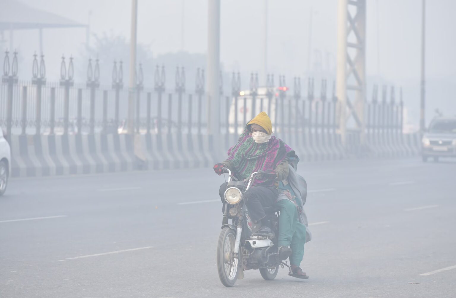Delhi Smog Crisis: Toxic Haze Shrouds Capital, Disrupts Flights and Health Delhi Smog Crisis Toxic Haze Shrouds Capital, Disrupts Flights and Health