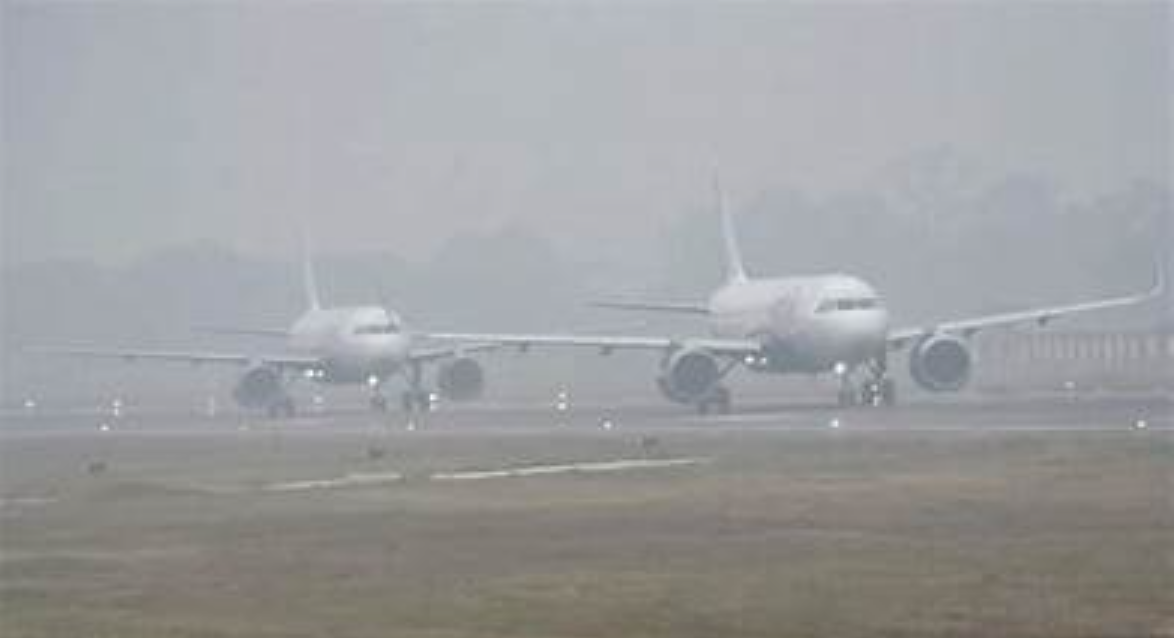 Delhi Fog and Cold Wave Intensify, Grounding Flights and Pushing AQI to Severe Levels