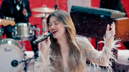 Kelly Clarkson to Headline NFL Christmas Gameday with Holiday Show on Netflix