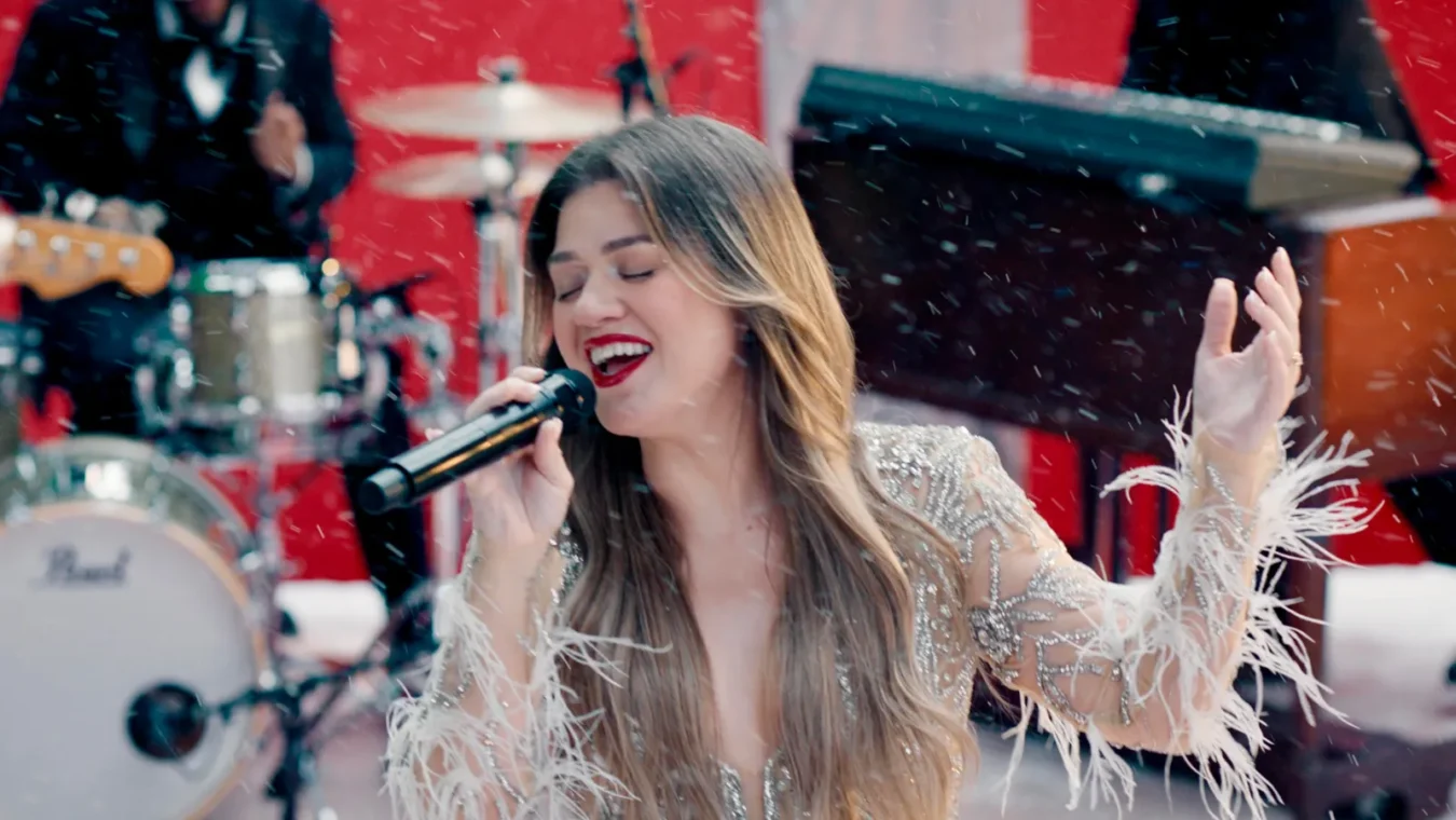 Kelly Clarkson to Headline NFL Christmas Gameday with Holiday Show on Netflix