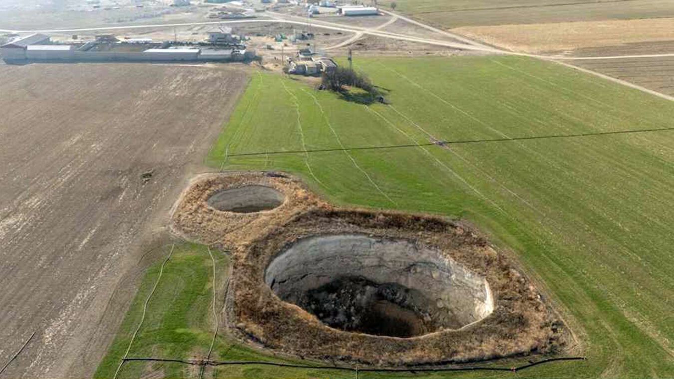 রহস্যময় সিঙ্কহোল