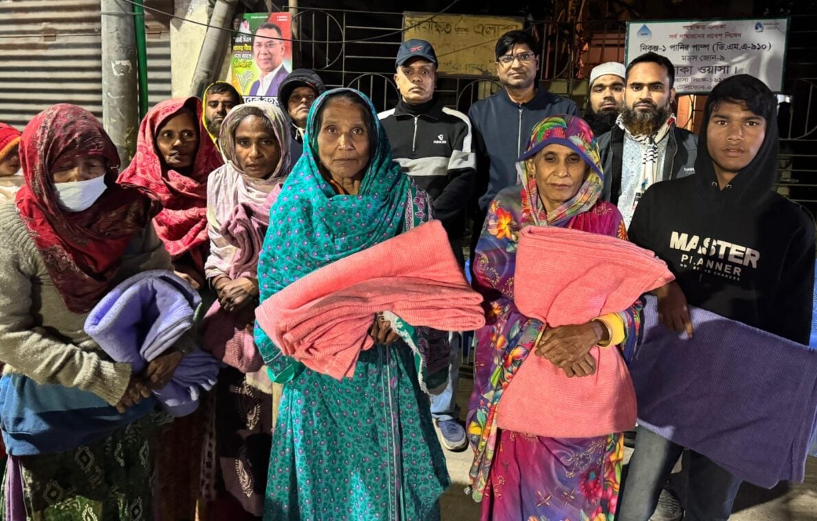 Distribution of blankets among the cold-stricken