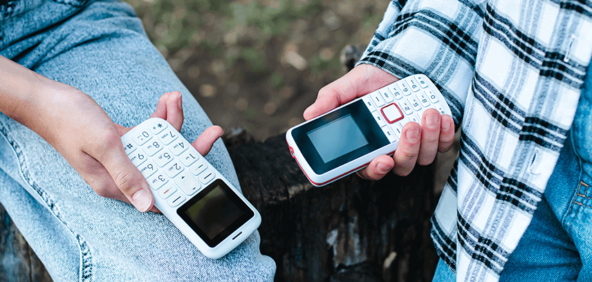 Why More Parents Are Choosing Dumb Phones for Their Teens