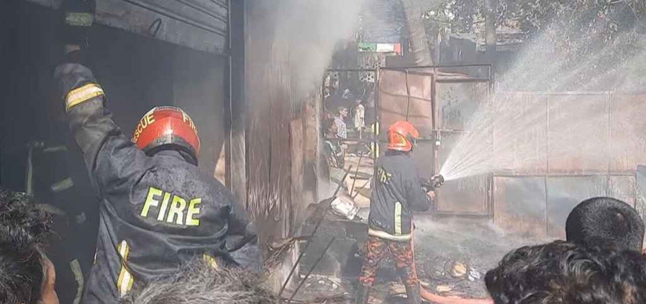 চট্টগ্রামে বহুতল ভবনে আগুন