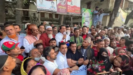 অবৈধ অস্ত্র রয়েছে